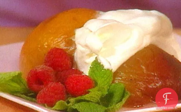 Pêssegos escalfados de baunilha com iogurte batido