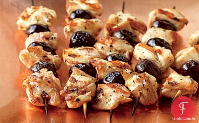 Espetos de frango e azeitona marinados com limão