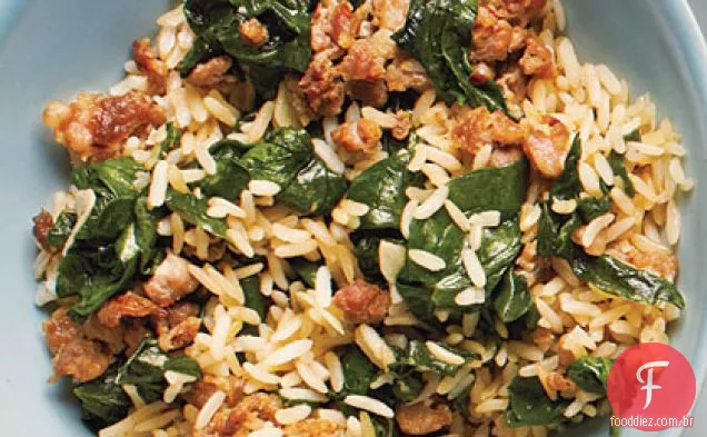 Tigela De Arroz Com Salsicha E Espinafre