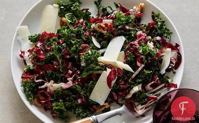 Salada crocante de Couve com nozes e Pecorino