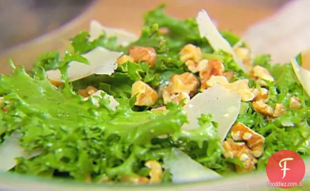 Salada de chicória com nozes e Parmesão