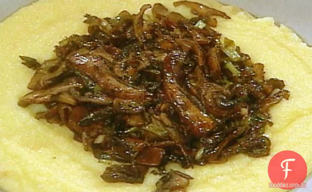 Fricassé De Cogumelo Selvagem Sobre Polenta