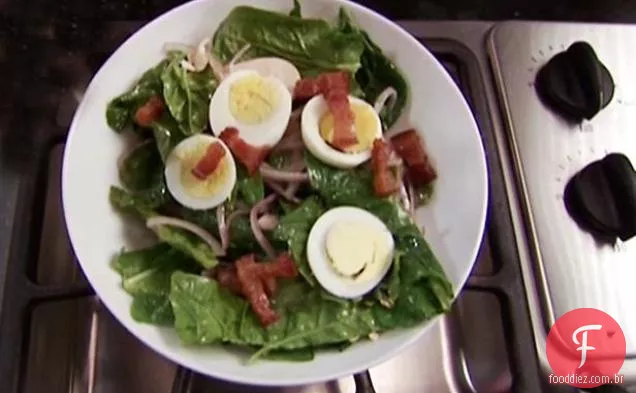Salada de espinafre com molho de Bacon quente
