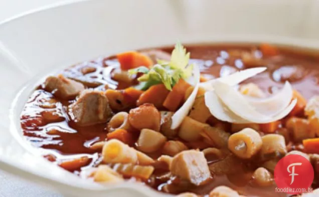 Frango, macarrão e guisado de grão de bico