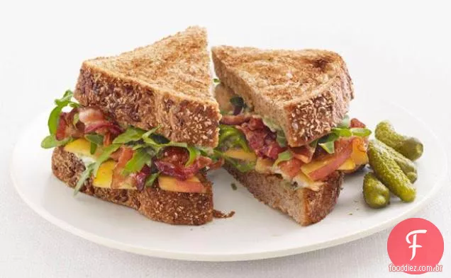 Sanduíches de Bacon, pêssego e rúcula