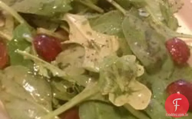 Salada de rúcula e Romaine com uvas vermelhas