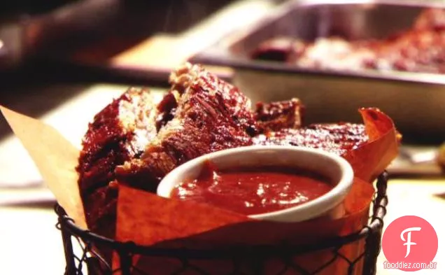 Costelas esfregadas a seco com molho de vinagre para churrasco