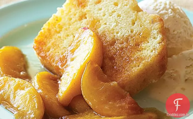 Pêssegos salteados sobre Bolo de Libra
