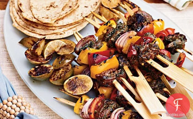 Espetos de carne grelhada com especiarias marroquinas