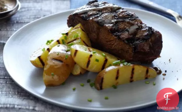 Bifes de chapinha envidraçados com uísque e batatas grelhadas