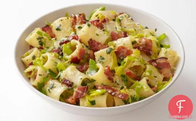 Macarrão com Bacon e alho-poró
