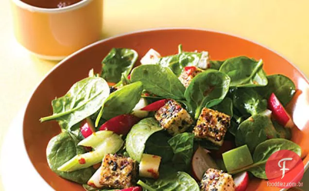 Salada de jantar de espinafre com tofu de gergelim