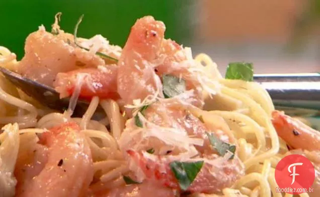 Camarão Scampi com alcachofras e manjericão