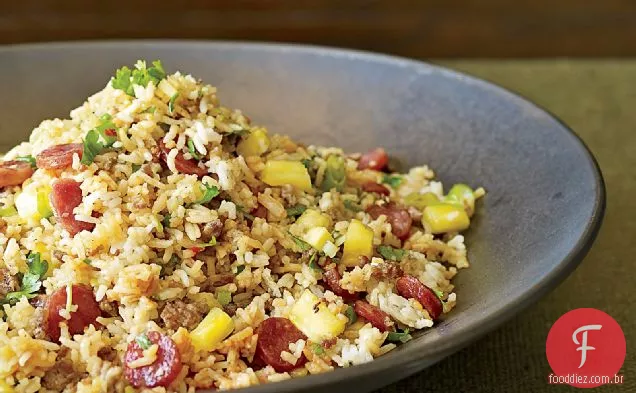 Arroz frito com carne de porco e abacaxi