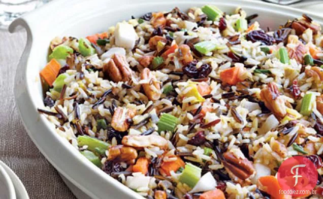 Recheio de arroz selvagem com cerejas secas e nozes torradas