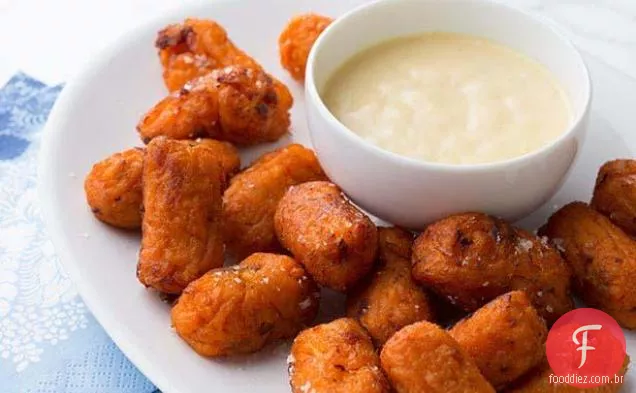 Batata doce e Bacon Tots com molho cremoso de mostarda