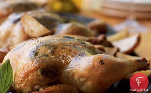 Galinhas de caça com pesto esfregar e batatas assadas