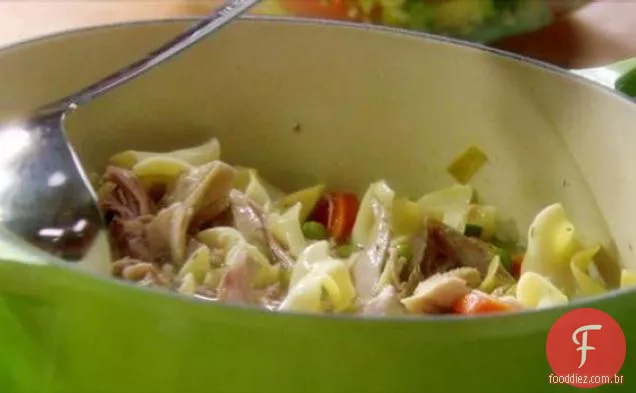 Sopa de peru com macarrão de ovo e legumes