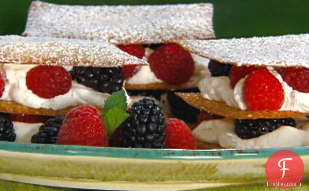 Berry Napoleons com embalagens Wonton açucaradas
