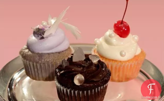 Cupcakes De Cereja De Chocolate Branco
