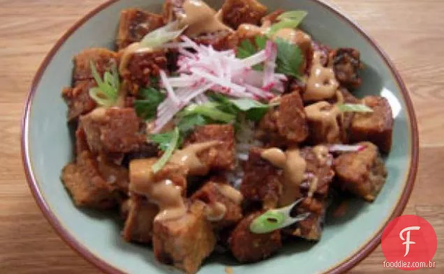 Tempeh doce e azedo com molho de amendoim picante