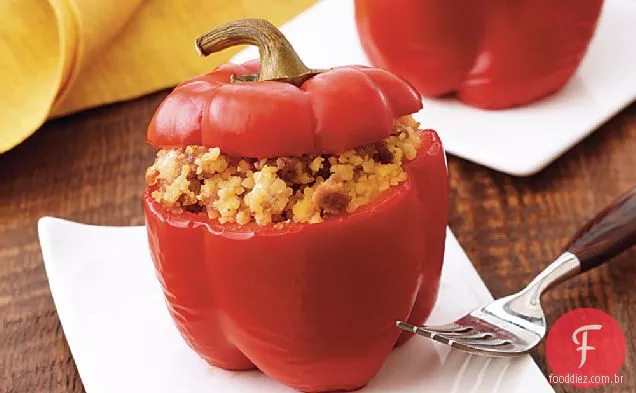 Pimentos recheados com ervas e salsichas