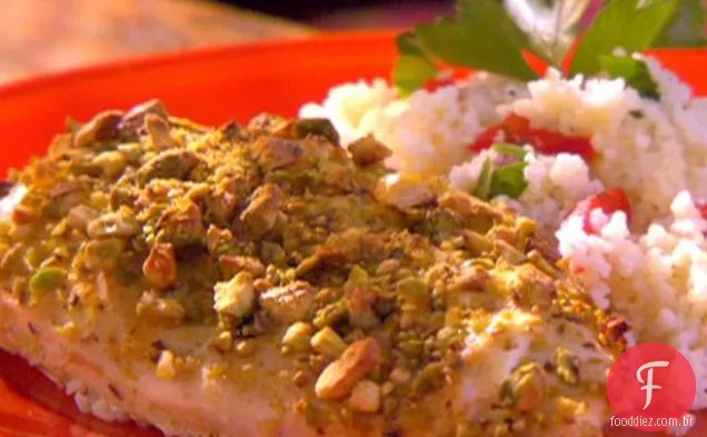 Frango assado com queijo de cabra-crosta de noz de macadâmia e salsa-cuscuz Pimento