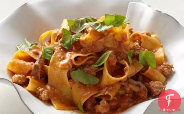 Pappardelle com carne de vitela e carne de porco Ragu