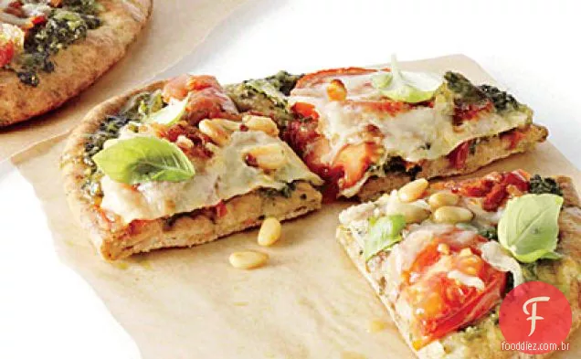 Pita Pizzas com Pesto De Couve, Tomate e Bacon