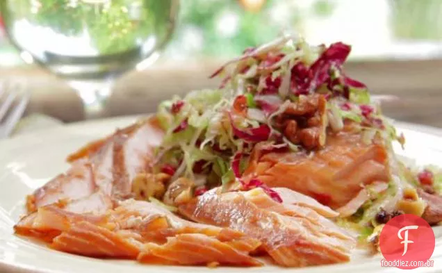 Maple-mostarda-pimenta misturada salmão envidraçado com Bruxelas Sprout Slaw