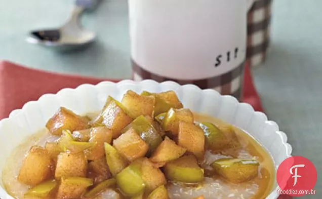 Cereal de Quinoa quente com maçãs de xarope de bordo