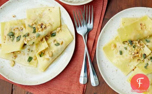 Ravioli de abóbora assada com sálvia, avelã e molho de manteiga marrom