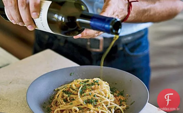 Espaguete Com Bottarga e migalhas de Pão de amêndoa