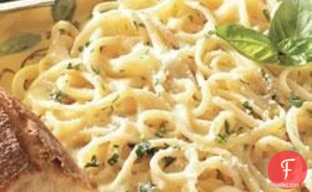 Linguine com molho cremoso Alfredo
