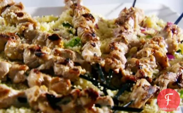 Frango Satay com cuscuz vegetal grelhado