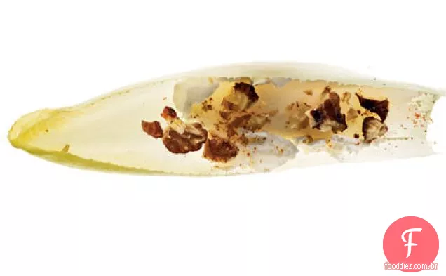 Queijo de cabra e nozes temperadas em Endive