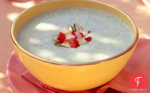 Sopa de abobrinha gelada com Salsa de legumes frescos
