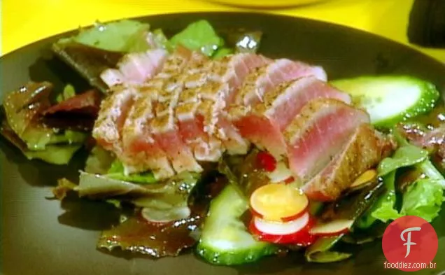 Atum ahi grelhado e salada de verduras mistas com vinagrete de Wasabi
