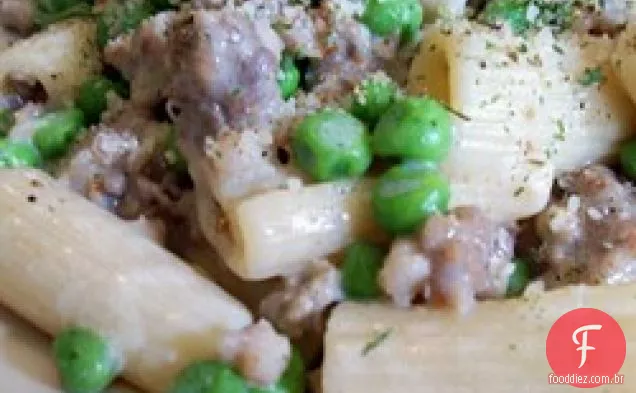 Macarrão com ervilhas e Salsicha