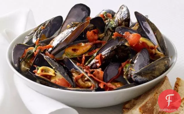 Mexilhões com tomate e salame