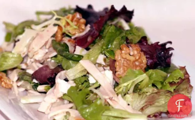 Salada de peru defumado com queijo de cabra e nozes