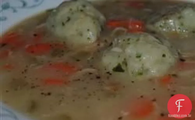 Sopa de Peru saudável com bolinhos de salsa