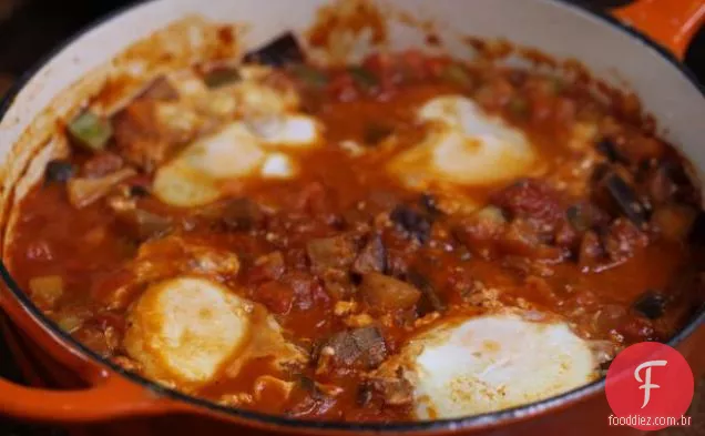 Ratatouille com ovos escalfados e Croutons de alho