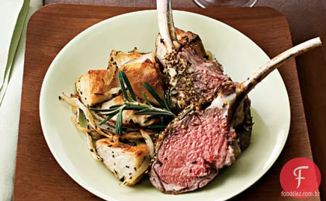 Rack com crosta de ervas de cordeiro com batatas de alecrim