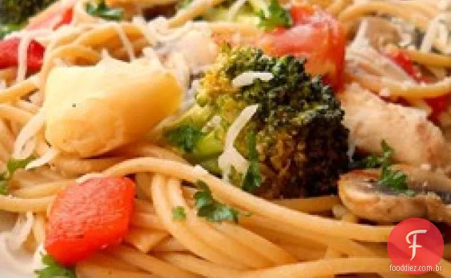 Macarrão, frango e alcachofras