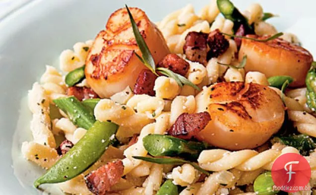 Vieira grelhada Gemelli com aspargos, ervilhas e Pecorino