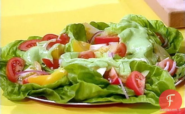 Salada mexicana com tomate, cebola roxa e molho de abacate