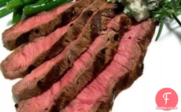Bife de ferro plano grelhado com queijo azul-manteiga de Cebolinha