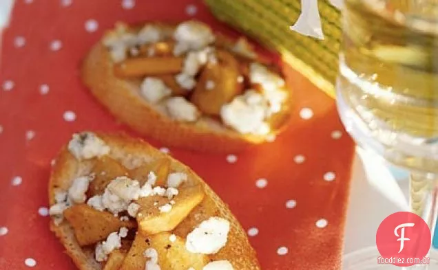 Crostini com pêssegos e queijo azul