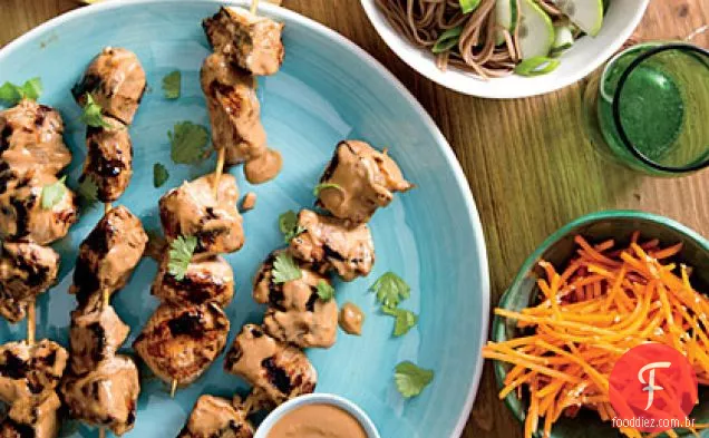 Kebabs de frango com macarrão de pepino